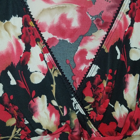 Flirty floral top size 1X - Picture 2 of 4